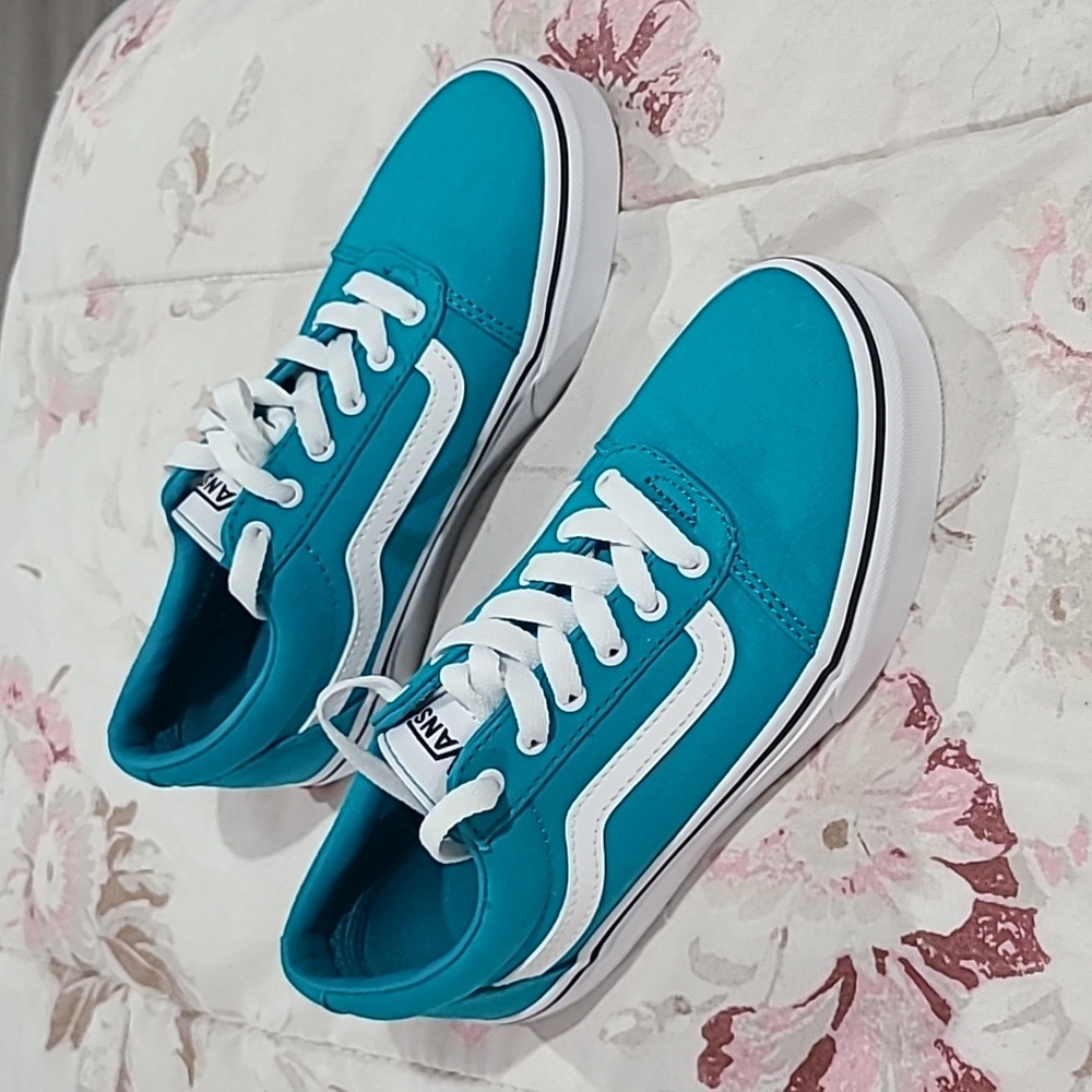 Brans NEW in box Vans girls shoes size 3